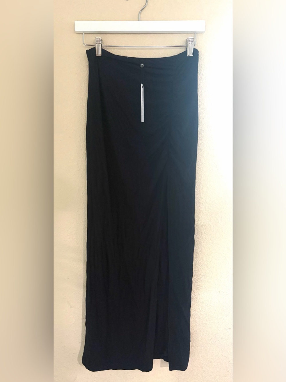 Classic Black Maxi Skirt with Sleek Silhouette